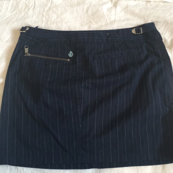 Volcom gals size 3 navy pin stripe mini skirt - Picture 2 of 3